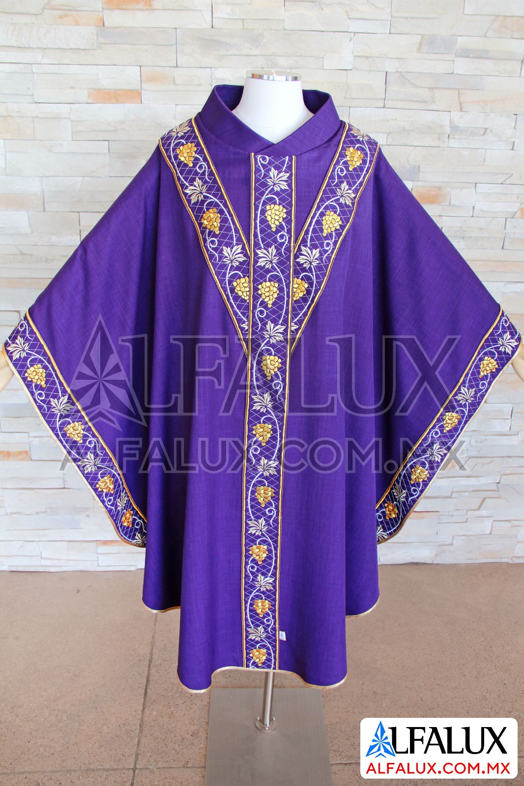 03 UVAS Alfalux casulla morado ye con orilla